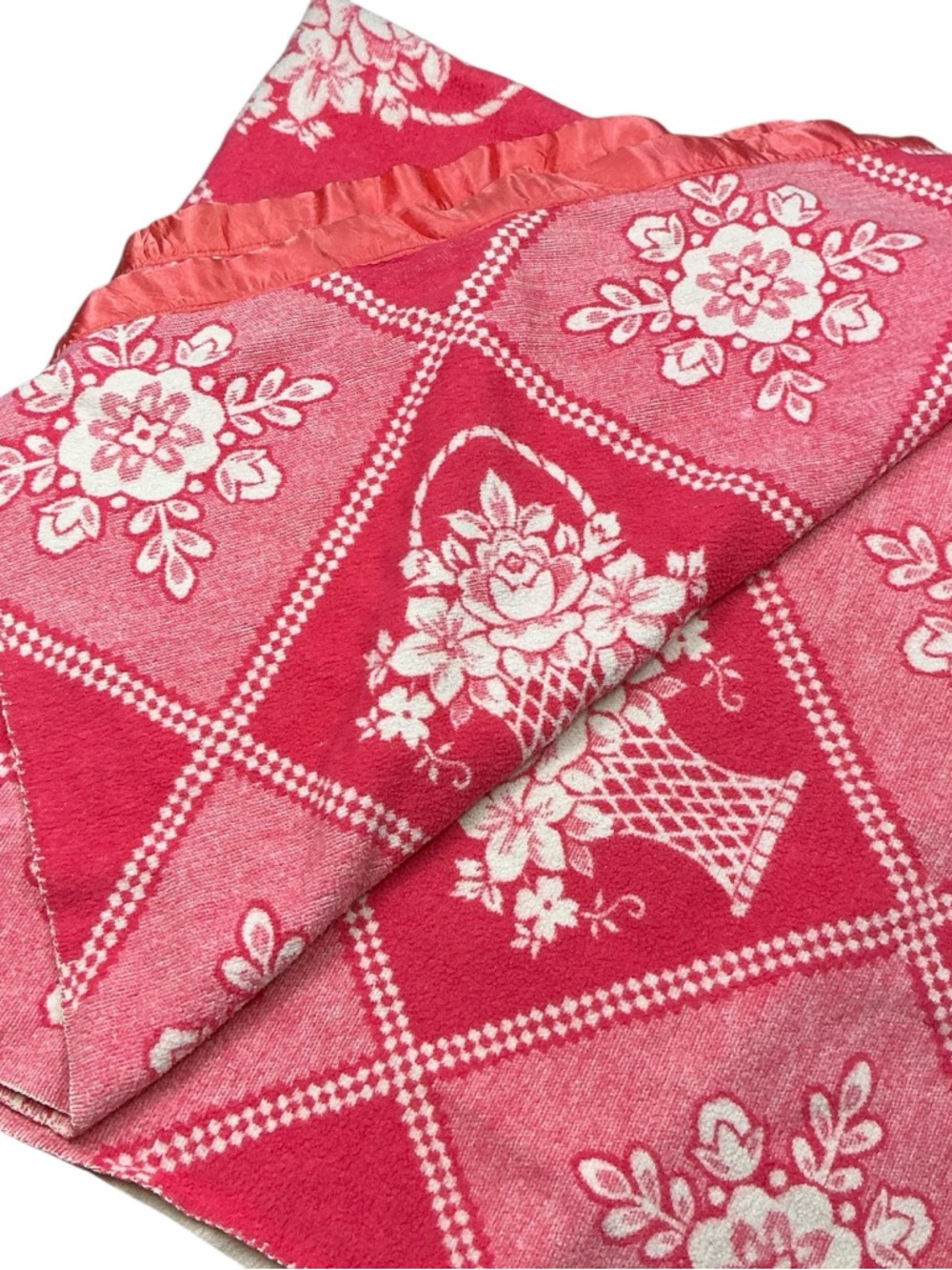 Vintage 1960s pink and cream reversible flower basket blanket 63 x 78